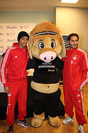 Luiz Gustavo und Hamit Altintop stellten bei Fitness First das Kursprogramm "Athletic Fitness" vor (Foto: Martin Schmitz)